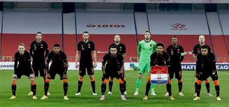 Het nederlands elftal zal met een andere opstelling aantreden tegen polen dan tegen bosnië en herzegovina. Opstelling Nederlands Elftal Tegen Turkije De Boer Verrast