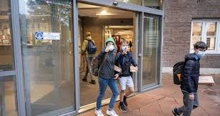 Als dan blijkt dat het aantal besmettingen in drenthe onverminderd laag blijft, willen we de maatregel schrappen, zegt de school. Mondkapjes Verplicht Stellen Op School Is Gewoon Het Duidelijkst Apeldoorn Destentor Nl