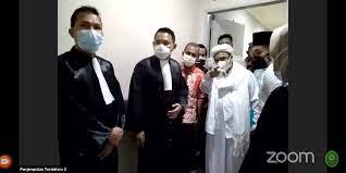 Sidang putusan terkait kasus kerumunan diketahui rizieq shihab terdakwa dalam kasus kerumunan di petamburan, jakarta pusat dituntut dua tahun penjara oleh jaksa penuntut umum (jpu). Habib Rizieq Hadapi Sidang Vonis Kuasa Hukum Harusnya Dibebaskan Tanpa Syarat