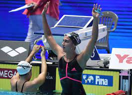 A premiare simona quadarella per la medaglia d'oro nei 1500 metri c'è il presidente del cio, thomas bach. Mondiali Di Nuoto Simona Quadarella Oro Storico Nei 1500 Stile Libero