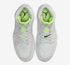 Nike air jordan 1 mid travis scott dark mocha. Preview Air Jordan 1 Mid Wmns Ghost Green Reflective Le Site De La Sneaker