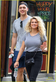 Tori Kelly & Husband Andre Murillo Pick Up Pizza While Out in NYC: Photo  1253434