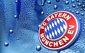 To jest wycięty pejzaż miasta monachium, niemcy z fc bayern münchen allianz arena podkreślił z przodu z wieżowców w tle, w tym w siedzibie bmw i olympiaturm. Tapety Bayern Monachium