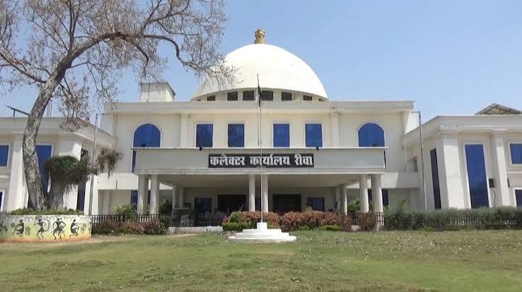 रीवा कलेक्टर का एक्शन अवतार, ऑफिस में नहीं घुस पाए कर्मचारी और अधिकारी, लगी क्लास