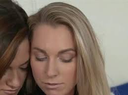 Brune naturelle se laisse deshabiller et doigter : Doigter Sa Copine Porno Et Videos De Sexe En Haute Qualite Sur Voilaporno Com
