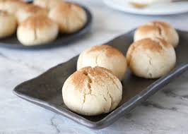 Mettre dans cet ordre un pot de yaourt nature, la farine, le sucre, le sucre vanillé et mélanger. Les Montecaos Sont Des Petits Biscuits Sables Delicatement Parfumes A La Cannelle Tres Friables A L Exterieur Ils S Recette Biscuit Sable Gourmandise Biscuits