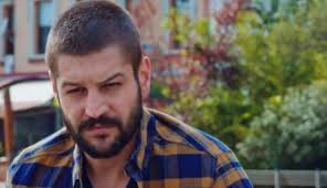 Serhat teoman 4 haziran 1983 yılında dünyaya gelmiştir.kendisi i̇zmir'de doğmuştur.babası astsubay olduğu için tayinler sebebinle farklı illerde yaşamıştır.2 serhat teoman oynadığı dizi ve filmler. Serhat Teoman Paylasti Hayranlari Agladi