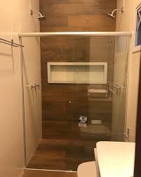 Banheiro De Cliente Baurular Com Porcelanato Imitacao Madeira De Demolicao Da Ceusarevestimentos No Chao E Fundo Do Box Revestimento Branco Acetina Banheiros Modernos Decoracao Banheiro Pequeno Banheiro