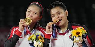 Ganda putri indonesia, greysia polii/apriyani rahayu mencetak sejarah sebagai pasangan ganda putri pertama yang lolos semifinal olimpiade. I1ycnu4a Iws9m