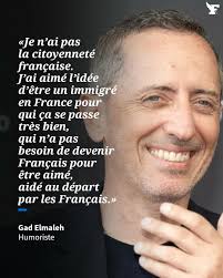 Il figure parmi les humoristes les plus appréciés des Français mais n'en  possède pas la nationalité.