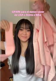 Fans reacreando la coreografia impuesta por la artista LISA