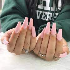 Modèle ongle en gel court et simple avec quelques pétales de fleur verte et bleue. Ongle En Gel Rose 40 Idees Pour Un Nail Art Parfait Pink Acrylic Nails Long Acrylic Nails Long Nails