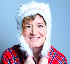 Elisabeth Kristensen är en mångfaldigt prisbelönt konstnär som skulpterar  sina verk i flyktiga material som sand, snö och is. Med hjälp av fyra ton  sand och sin assistent Dave Ruane, kommer Elisabeth