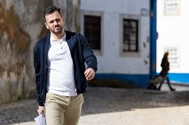 After he plugged it to the power and tv, pedro typed and stared at the blinking cursor. Pedro Teixeira Diz Adeus Aos Musculos E Diz Ola A Barriguinha De Papa Celebridades Flash