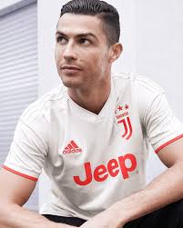 I would very much like to own the new Juventus away kit 😍