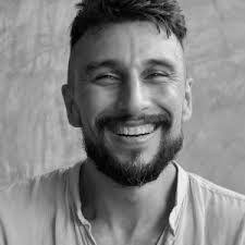 Lori Eanes's Instagram, Twitter & Facebook