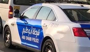 شرط ابوظبي تساعذ مواطن باكستاني police cars police suv car