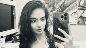 Anushka Sen looks sultry in her casuals, see pics | IWMBuzz