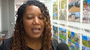 #ei Danna Brown comisionada presidencial continua el tema del medio  ambiente, se mediante reuniones están fortaleciendo en islas de la Bahía.