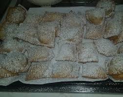 Per il ripieno, lessare le castagne e passarle nel robot con un po. Il Brigante Lucano Dolci Natalizi Panzerotti Lucani Con Ripieno Di Castagne Panzerotti Chinulidd Cauzncidd O Calzoncelli Di Castagne Sono Dei Dolci Tipici Della Tradizione Natalizia Lucana Fatti Di Pasta Sfoglia