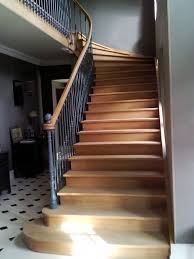 Tres Bel Escalier En Bois De Style Ancien Avec Marches Debordantes En Chene Rambarde En Fer Forge Peint En Gri Rampe D Escalier Moderne Escalier Escalier Bois