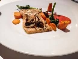 Check spelling or type a new query. Trota Iridea Salmonata Con Salsa Di Pomodoro E Fragole Funghi Pioppini E Carote Seduti A Tavola