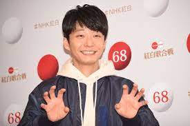 ガッツポーズ以外のポーズを求められた星野源 星野源 来年は 遊びたいなと思ってます 今年1年を表す漢字は の画像ギャラリー 20枚目 全22枚 星野 源 ガッツポーズ ポーズ