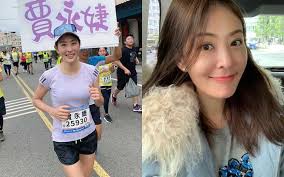 2016年，首位亞洲女性接力泳渡english channel，完成arch to arc 倫敦巴黎跨海三鐵挑戰賽，並為慈善團體募款212萬台幣。 2002年，與交往三個月的高中學長在美國拉斯維加斯結婚，其丈夫為德杰集團董事長王明德之子王兆杰. è³ˆæ°¸å©•è¶…è‡ªè±ª46æ­²é›¶é»'æ–'çš„é©šäººå¥½è†šè³ª é€éœ²å…¨éƒ½æ˜¯