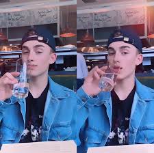 Berbagai gambar anime dibawah ini juga bisa kalian jadikan sebagai status whatsapp, instagram, foto profil facebook atau dijadikan sebagai wallpaper handphone kalian. Pin By Emily On Johnny Orlando Jonny Orlando Johnny Orlando