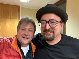 Am letzten Freitag mit Gastgeber und Bürgermeisterkollegen Harald Herrmann,  Bürgermeisterkollegen Thomas Schmalzl und Bürgermeister a. D. Thomas Dengler  beim „Binser“ in Altenthann. Kabarett vom Feinsten. Ich habe selten so  lange so gelacht