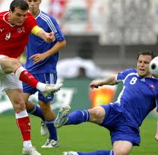 Die mannschaft köbi kuhns hat am mittwoch das spiel der letzten chance gegen die türkei verloren. Wasserschlacht Von Basel Schweiz Gegen Turkei Ware Fast Abgebrochen Worden Welt