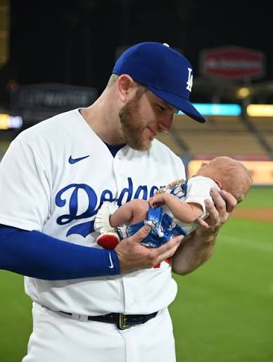 The viral picture celebrates the birth and ballpark debut of her and Max Muncy's third child, a daughter named Macie Grace Muncy. Born on January 13, 2026—fittingly matching her father's jersey number—Macie