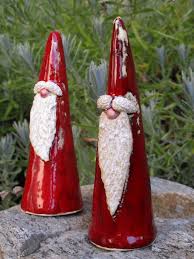 2 Kleine Weihnachtsmanner Aus Keramik Potteryclasses 2 Kleine Weihnachtsmanner Aus Keramik Ceramic Christmas Decorations Clay Ornaments Pottery Ornaments