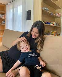 She has 2 sons and 3 daughters including sarah khan and noor. Noah Hernandez And Mommy Pic Footballers Wags Kids Facebook
