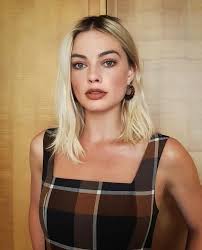 Margot Robbie Birds Of Prey Makeup Pin By Lee Spivey On Makeup In 2020 Margot Robbie Photoshoot Margot Robbie Hair Margot Robbie