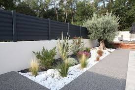 Cauti atomizor ieftin si bun? Piatra Decorativa Un Material Ieftin Ideal Pentru Amenajarea Gradinii Idei De Amenajari Spectaculo Front Yard Landscaping Landscaping With Rocks Garden Design