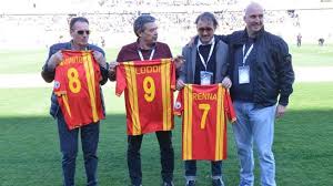 Scopri le nostre migliori maglie da calcio thailandia e goditi la massima qualità e il miglior servizio. Il Lecce Della Gloria Nel Giorno Dei 111 Anni Di Calcio La Maglia Celebrativa Alla Famiglia Renna Leccenews24