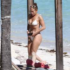 24 июля 1969 (51 год) место рождения: Figura Dzhennifer Lopes V Bikini Na Plyazhe Vnov Udivila Poklonnikov Vneshnij Vid Cennosti Lenta Ru