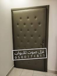 كنب بأطراف جلد اسود