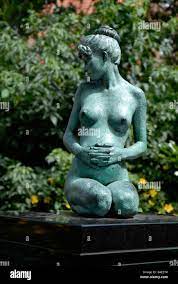 Estatua de mujer desnuda en Merrion Square, Dublín Irlanda Fotografía de  stock 