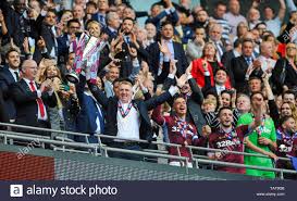 It was played on 13 july 2020 at wembley stadium in london. Aston Villa Manager Dean Smith Hebt Die Meisterschaft Play Off Final Trophy Nach Dem Sieg Gegen Derby 2 1 In Der Efl Sky Bet Meisterschaft Play Off Finale Zwischen Aston Villa Und Derby County Im