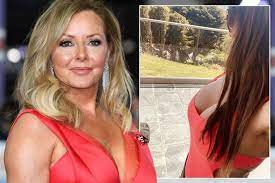 The latest tweets from carol vorderman (@carolvorders). Carol Vorderman Macht Das Beste Aus Der Fruhlingshitzewelle Wahrend Sie Sich Zum Badeanzug Auszieht Aktuelle Boulevard Nachrichten Und Fotogalerien Zu Stars Sternchen