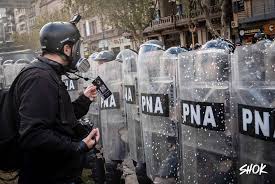 OTRO MIÉRCOLES DE REPRESIÓN Los jubilados realizaron hoy la movilización de cada miércoles, mientras caía la sesión de la Cámara de Diputados por falta de quórum en la que se iba