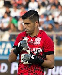Representa un caballero de plata, montado en un caballo negro, en un campo verde, matando una serpiente de oro y en su parte inferior lleva la frase noble y leal villa de san josé de buenavista de curicó. Club De Deportes Provincial Curico Unido Wikipedia La Enciclopedia Libre