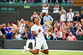 Il devient en 2015 le plus jeune joueur à avoir été classé dans les 800 premiers joueurs mondiaux et le premier joueur né dans les années 2000 à avoir un classement mondial. Tennis In Wimbledon Felix Auger Aliassime Ein Pianist Will Auf Den Tennisthron Sport Stuttgarter Nachrichten
