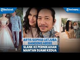 Tak hanya abdee yang mengejutkan soal jabatan barunya, mantan menteri riset dan teknologi bambang brodjonegoro juga diangkat menjadi komisaris utama telkom menggantikan rhenald kasali. Artis Sophia Latjuba Gandeng Abdee Slank Ke Pernikahan Mantan Suami Kedua Youtube