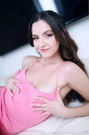 Amateur Allure Introduces Serena Hill