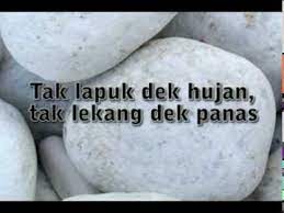 Hujan emas di negeri orang, hujan batu di negeri sendiri, lebih baik di negeri sendiri. Peribahasa Tak Lapuk Dek Hujan Tak Lekang Dek Panas Youtube