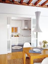 Por otro lado, es una gran alternativa para cerrar tus puertas mientras cocinas y evitar que los olores se impregnen en otros espacios. Puertas Con Estilo Puertas De Cocina Puertas Correderas Puerta Corredera Cocina