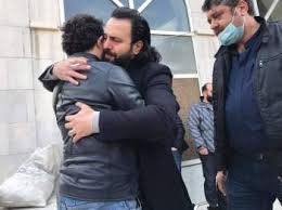 دخل أبناء المخرج الراحل حاتم علي، الثلاثة عمر وغزل وغالية، في حالة من الانهيار والبكاء الشديد، بعد رؤيتهم جثمان والدهم الراحل بمطار دمشق. Y0uigfoyrzv1zm